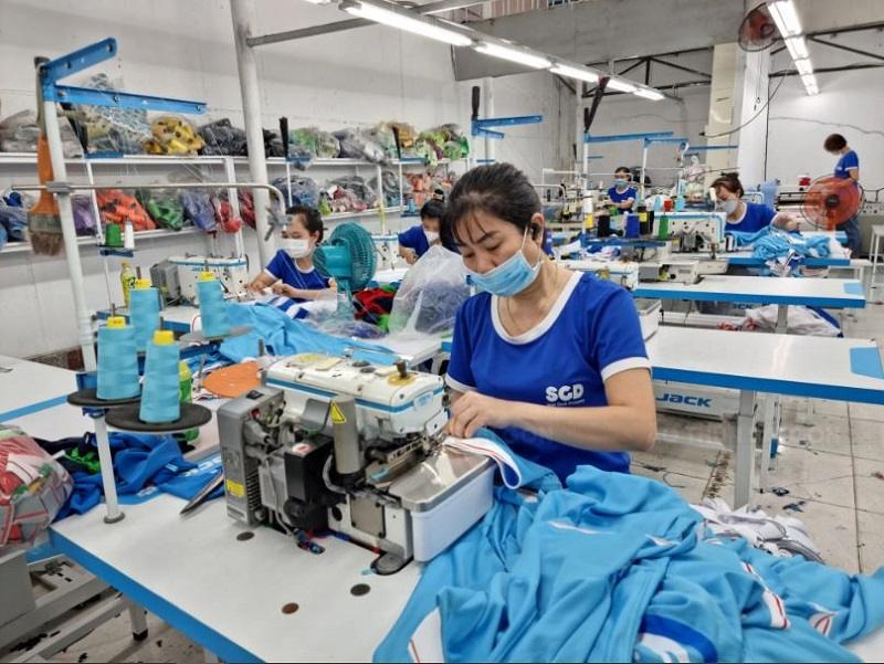 Đồng phục còn là đồ bảo hộ an toàn cho các công nhân