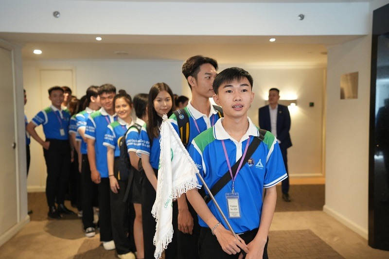 Đồng phục công ty ngành du lịch thiết kế khá đơn giản