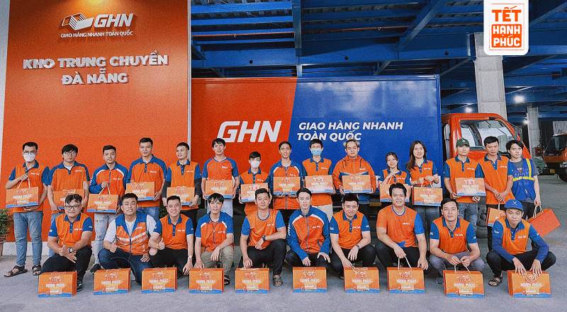 Đồng phục nhân viên giao hàng công ty thiên về màu sắc tươi sáng