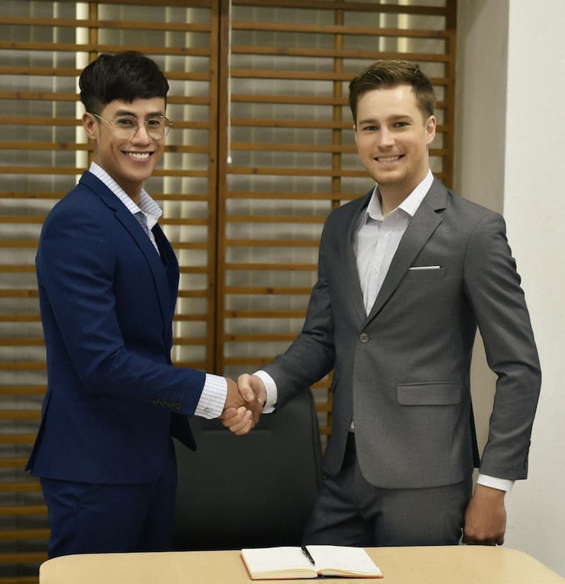 Đồng phục áo vest giúp tạo ấn tượng tốt khi gặp đối tác