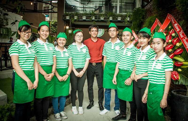 Áo phông đồng phục nhà hàng hoạt tiết tạo điểm nhấn