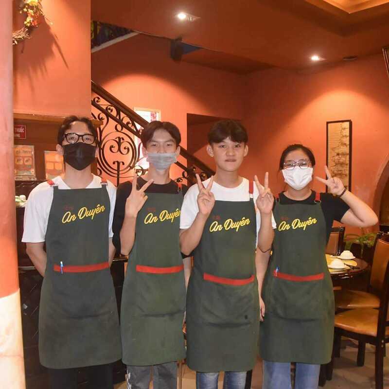 Sử dụng chất liệu vải thoáng mát khi may đồng phục nhà hàng chay