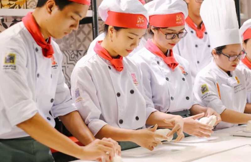 Đồng phục đầu bếp Vinpearl thiết kế đơn giản, chuyên nghiệp