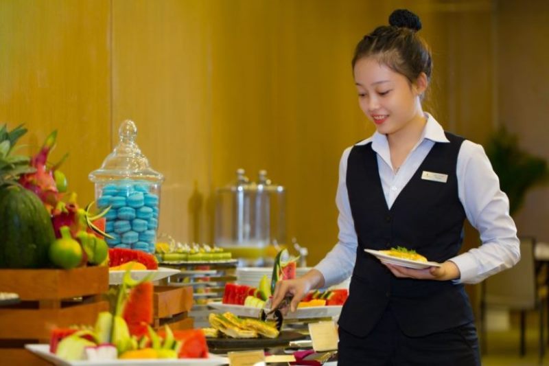 Đồng phục nhân viên nhà hàng Vinpearl xây dựng tính chuyên nghiệp