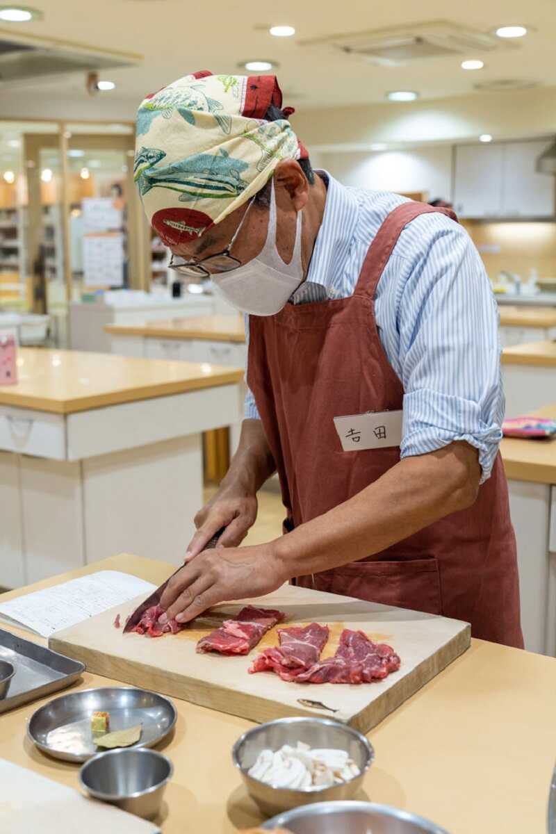 Tạp dề yếm là thiết kế được sử dụng nhiều nhất