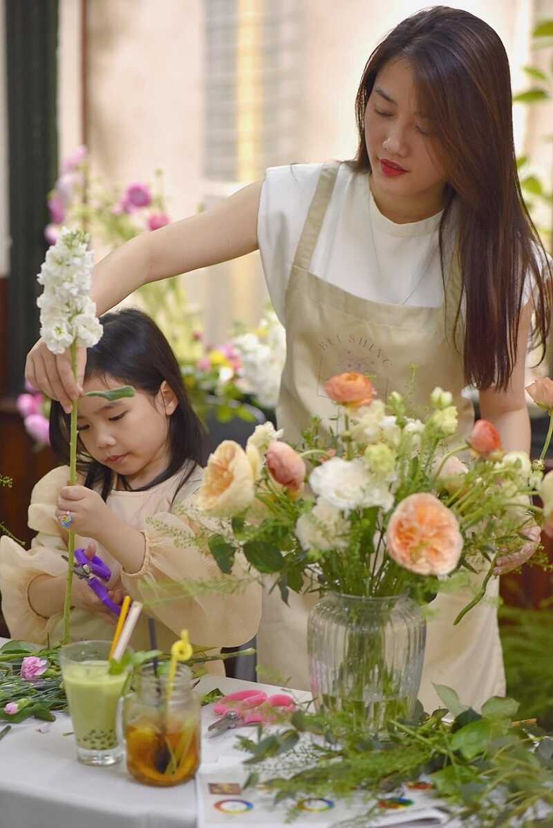 Mẫu tạp dề yếm đẹp cho shop hoa tươi