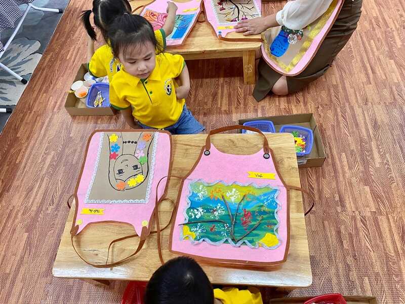 Cách trang trí tạp dề với màu nước đẹp