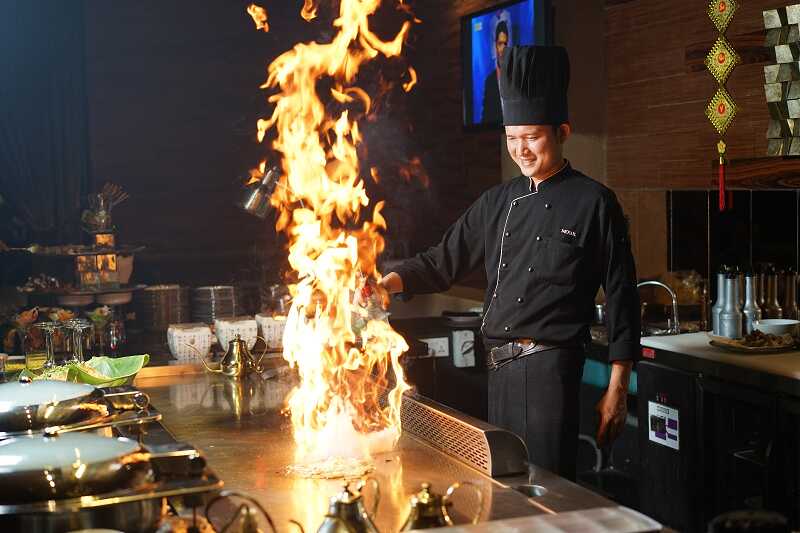 Sử dụng áo bếp nam nên đề cao sự thoải mái và thoáng khí