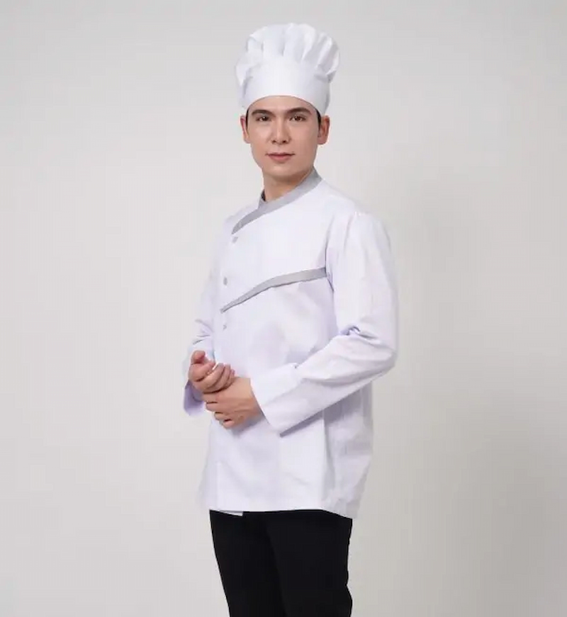 Đồng phục bếp màu trắng gây được ấn tượng với điểm nhấn vệt áo xám