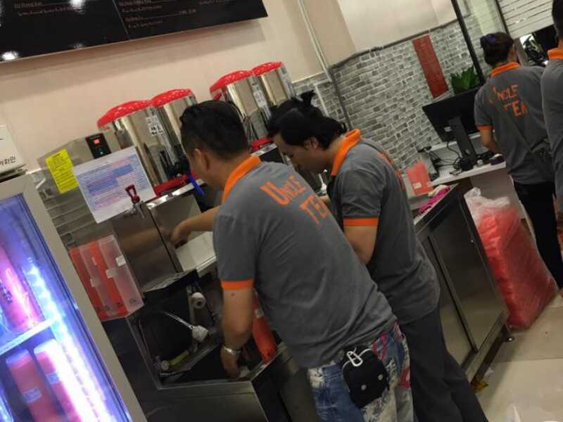 Trên đồng phục Uncle Tea có in logo và tên thương hiệu