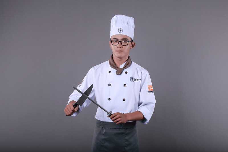 Nên chọn áo bếp trưởng dựa trên phong cách thiết kế nhà hàng