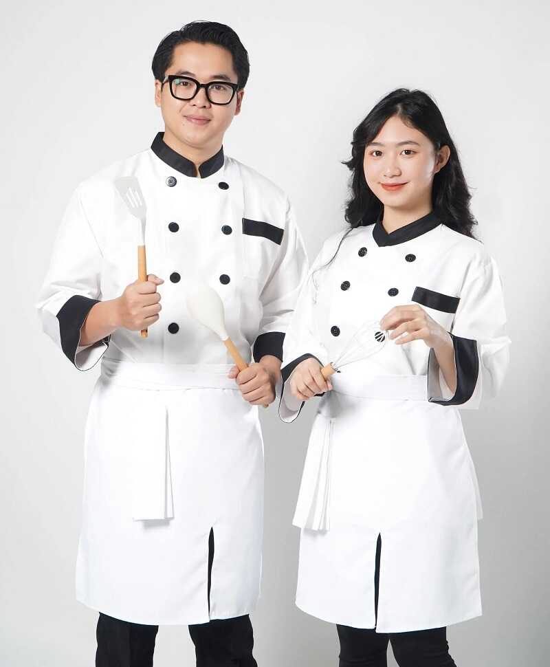 Đồng phục bếp kèm tạp dề đảm bảo an toàn cho nhân viên