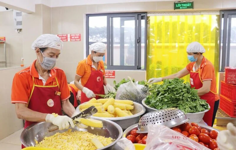 Đồng phục nhân viên cấp dưỡng màu cam là sản phẩm được yêu thích 