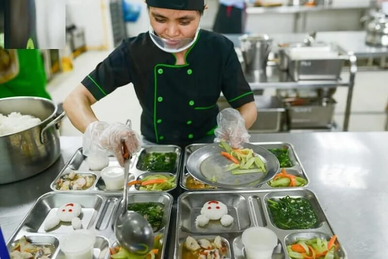 Đồng phục cấp dưỡng màu đen phối xanh lá cây ấn tượng với cách phối màu độc đáo