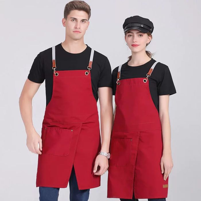 Đây là một mẫu tạp dề màu đỏ có thiết kế phá cách độc đáo tạo sự năng động, trẻ trung, linh hoạt cho người mặ