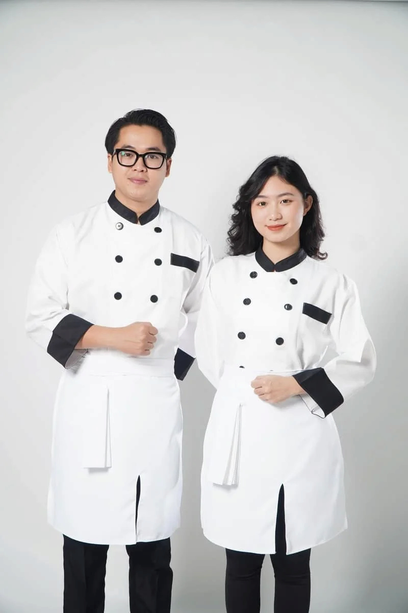 Áo bếp bán lẻ thường được thiết kế kiểu dáng đơn giản với gam màu trắng hiện đại