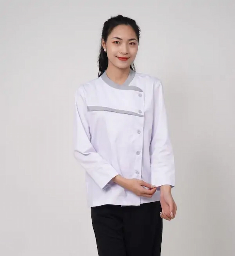 Mẫu áo đầu bếp nữ vạt chéo viền xám hiện đại, thanh lịch