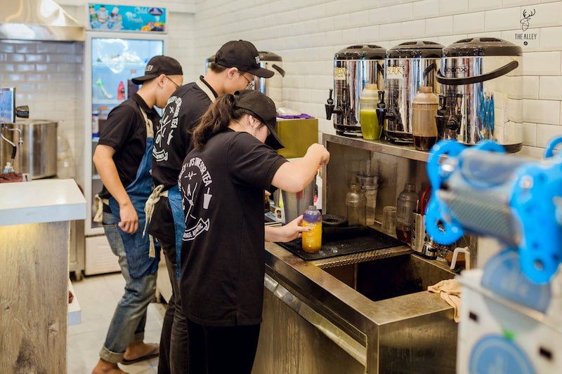 Áo đồng phục nhân viên The Alley thường được chọn may từ chất liệu vải thoáng mát