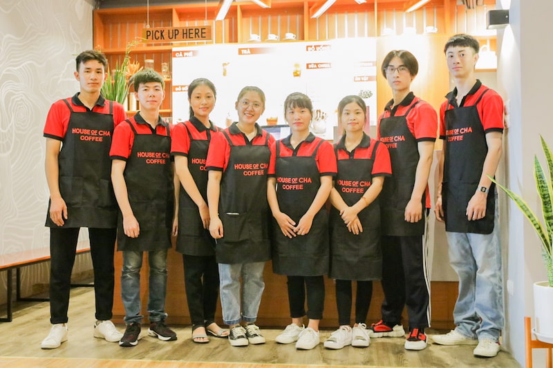 Đồng phục House Of Cha nổi bật với gam màu đỏ phối đen