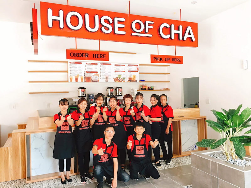 Thiết kế đồng phục House Of Cha với áo polo kết hợp tạp dề yếm tiện lợi