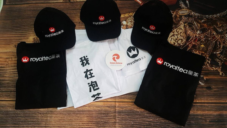 Đồng phục được in logo nổi bật thương hiệu trà sữa Royal Tea