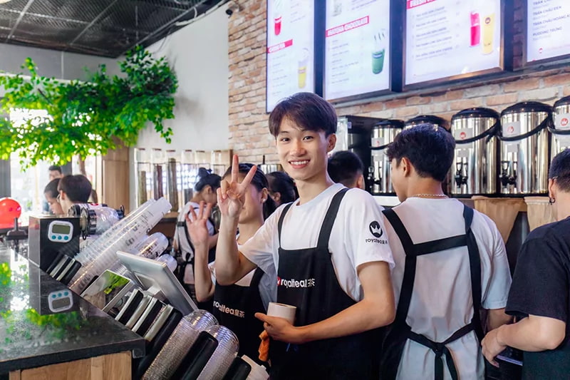 Thiết kế đồng phục Royal Tea đơn giản với áo thun cổ tròn