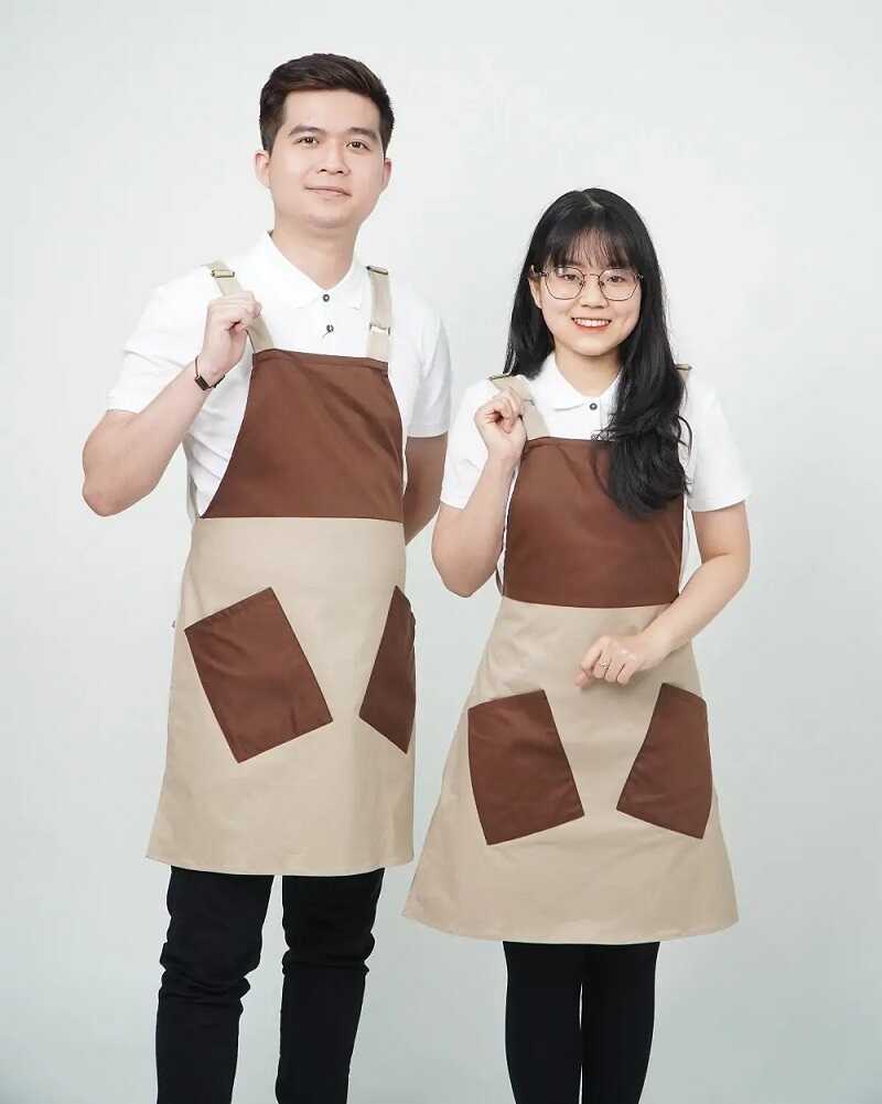 Tạp dề yếm màu nâu phối be có dây đai điều chỉnh được thiết kế ấn tượng