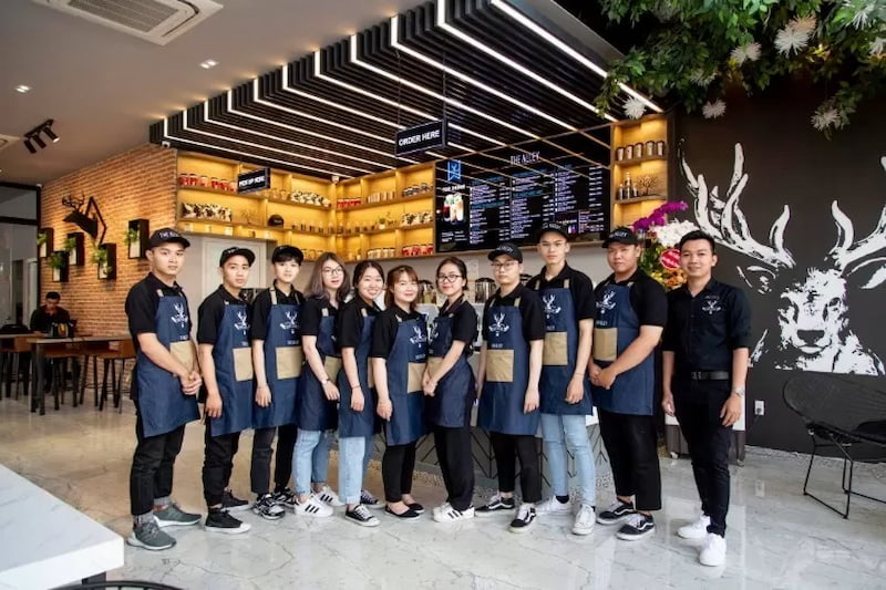 Đồng phục The Alley với thiết kế kiểu dáng polo thanh lịch