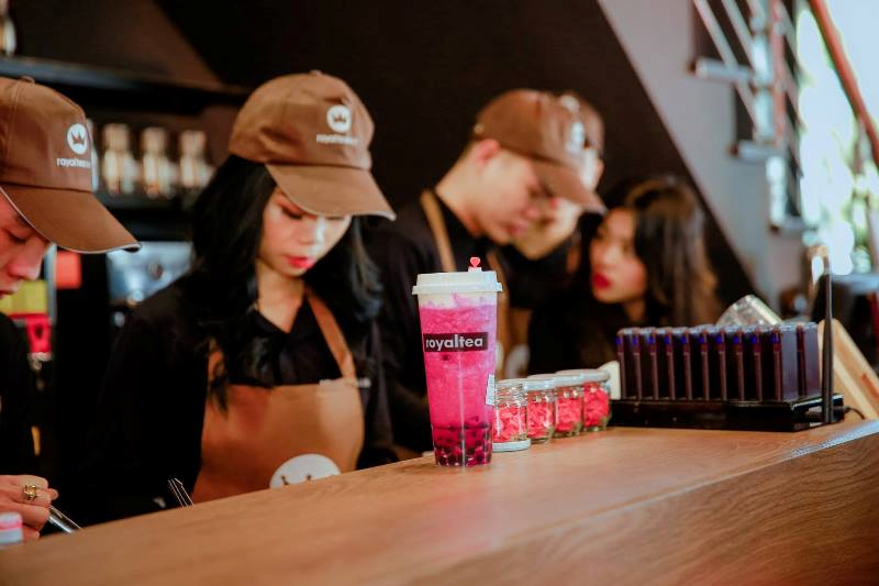 Đồng phục trà sữa Royal Tea thường may với chất liệu vải cao cấp