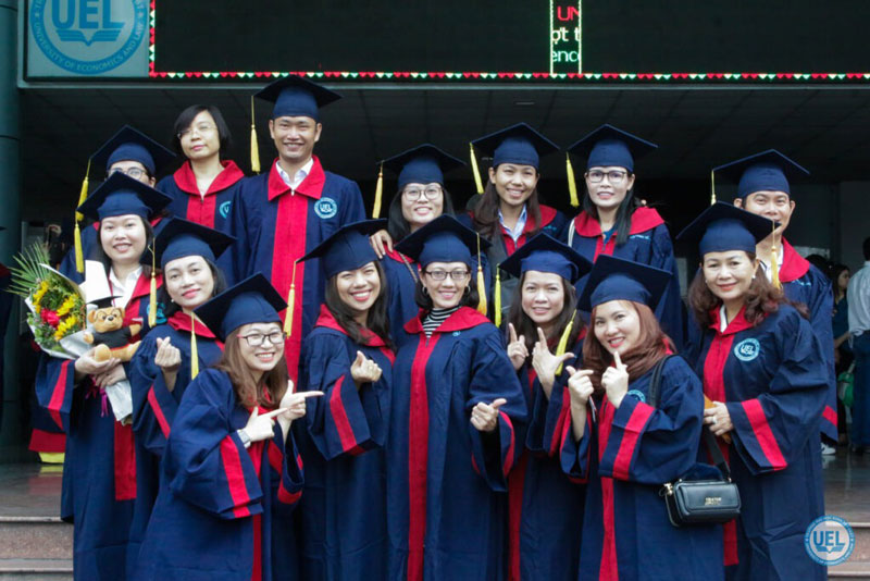 Trang phục tốt nghiệp sinh viên UEL
