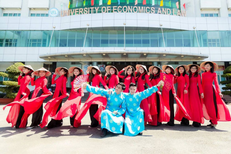 Mẫu áo dài đồng phục truyền thống trường Kinh Tế – Luật