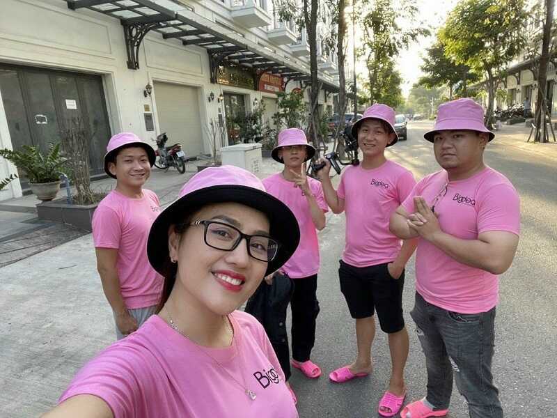 Đồng phục team building sử dụng màu sắc tươi sáng cùng form dáng rộng