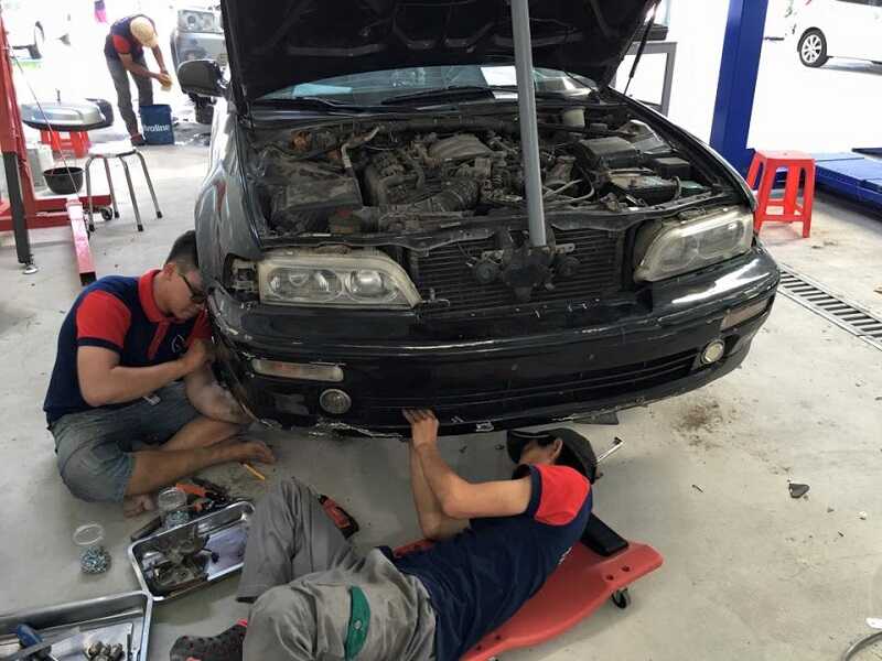 Đồng phục gara ô tô Thành Kiều nổi bật với sắc xanh pha đỏ