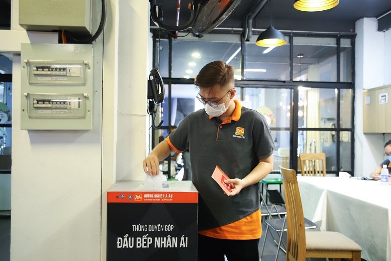 Áo polo đồng phục Hướng Nghiệp Á Âu cho giảng viên