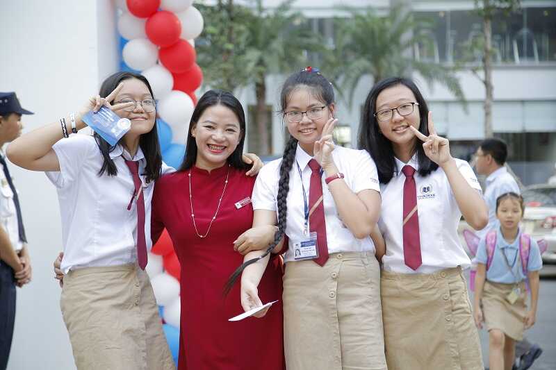 Đồng phục giáo viên Vinschool giúp tăng sự uy tín đến phụ huynh