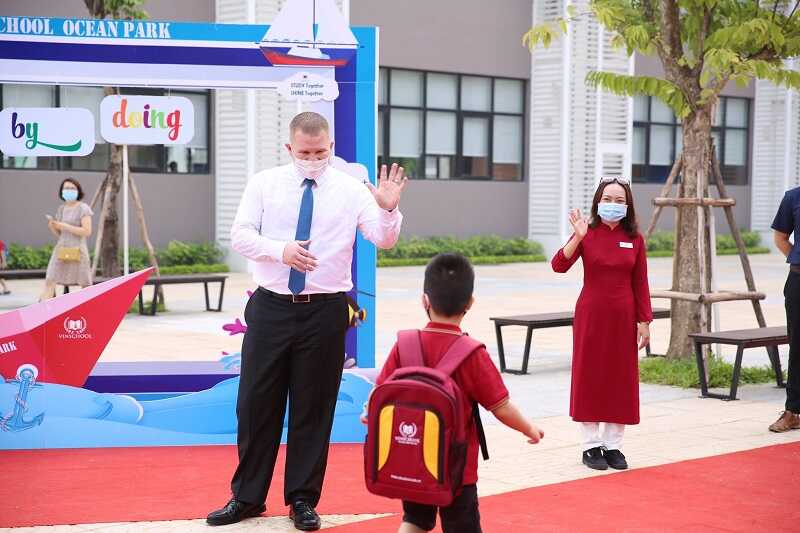 Mặc đồng phục giáo viên Vinschool tăng cường sự tự tin