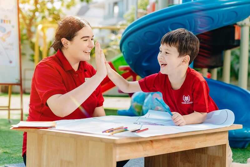 Đồng phục giáo viên Vinschool nổi bật với sắc đỏ