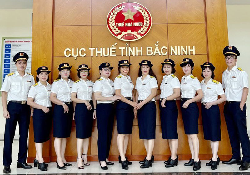 Đồng phục thuế với màu sắc đen và trắng