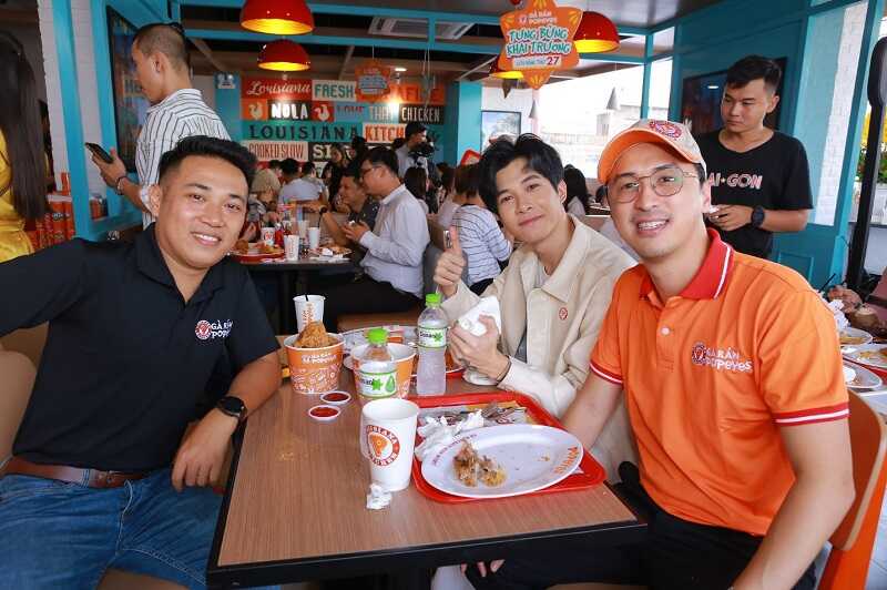 Áo đồng phục nhà hàng Popeyes cho quản lý sang trọng