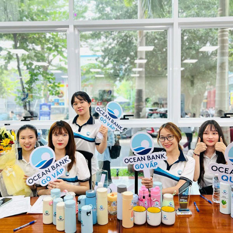 Logo và màu sắc thương hiệu trên đồng phục OceanBank