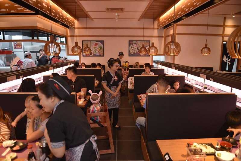 Tạp dề ngắn được sử dụng cho nhân viên nhà hàng Sushi Kei