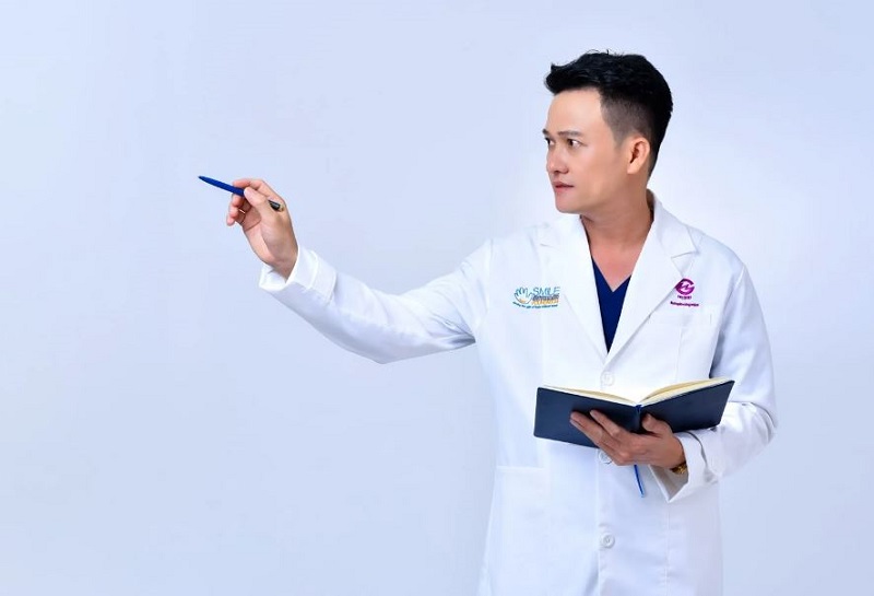 Áo blouse trắng là đồng phục y tế dành riêng cho bác sĩ