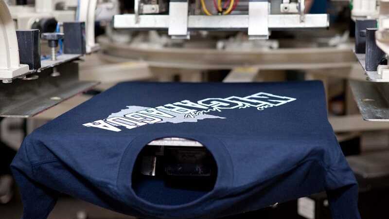 Công nghệ in lụa tại xưởng may Handyuni