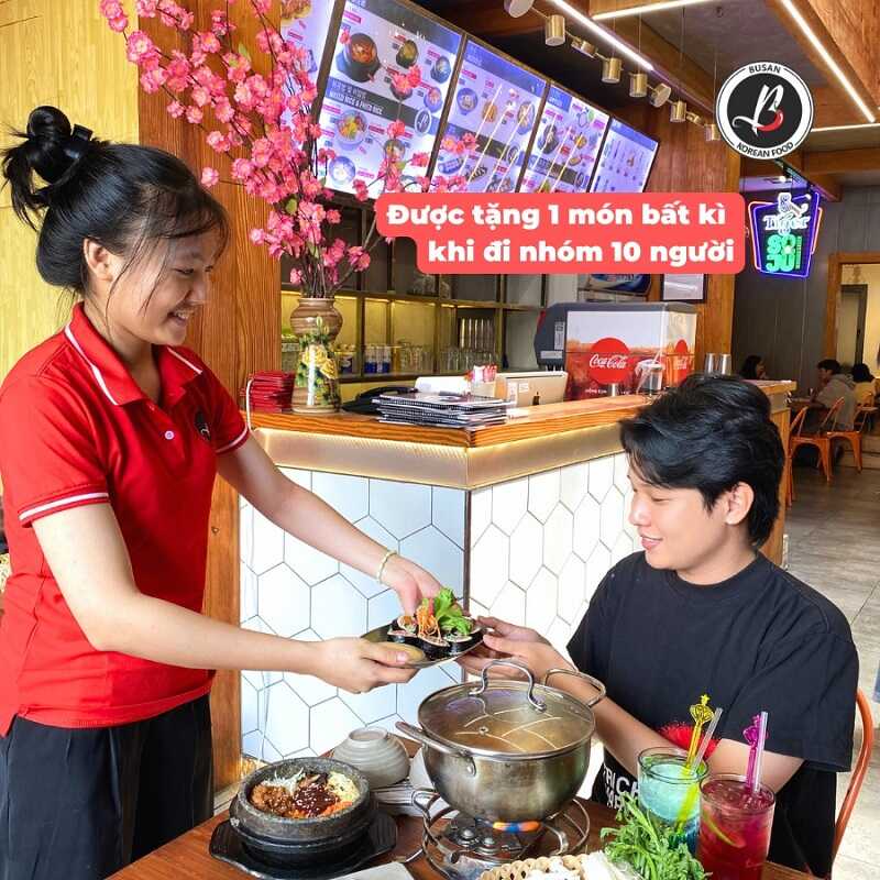 Đồng phục nhà hàng Busan Korean sở hữu form dáng đẹp