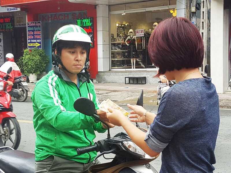 Đồng phục xe ôm Grab nổi bật với áo khoác gió