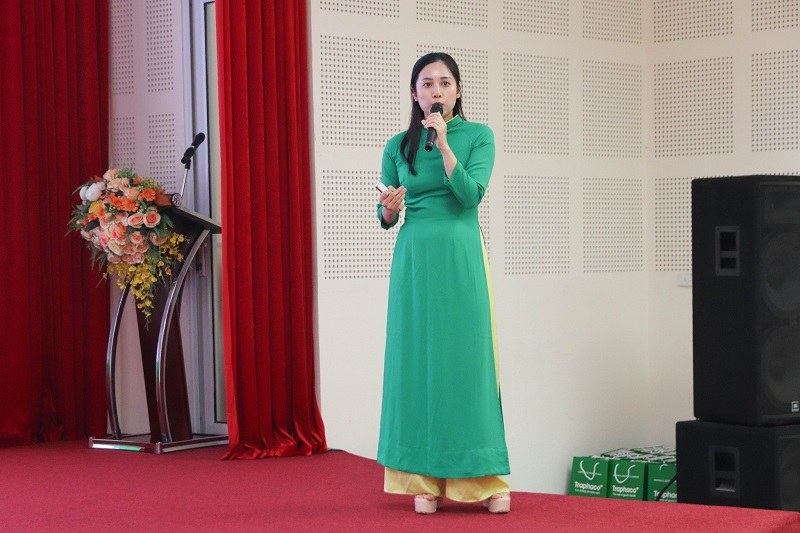 Áo dài đồng phục Traphaco nền nã và duyên dáng