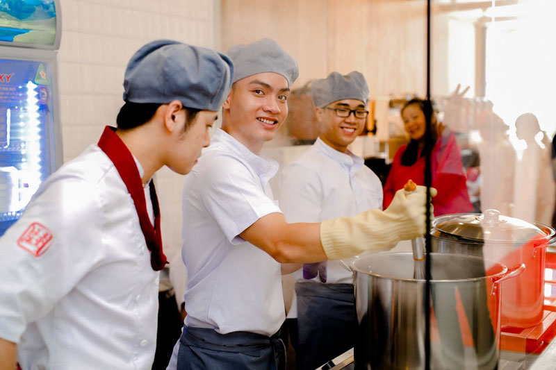 Thiết kế đồng phục bếp Toocha thanh lịch với áo sơ mi