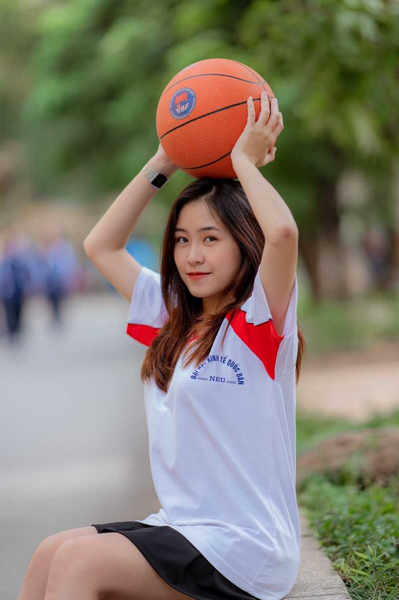 Đồng phục NEU gây ấn tượng mạnh với áo thể dục