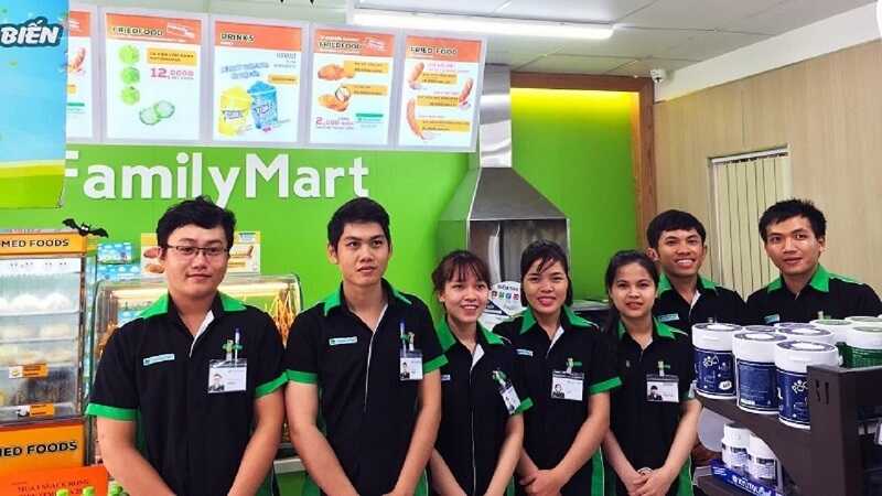 Áo sơ mi đồng phục Family Mart màu đen và xanh lá nổi bật