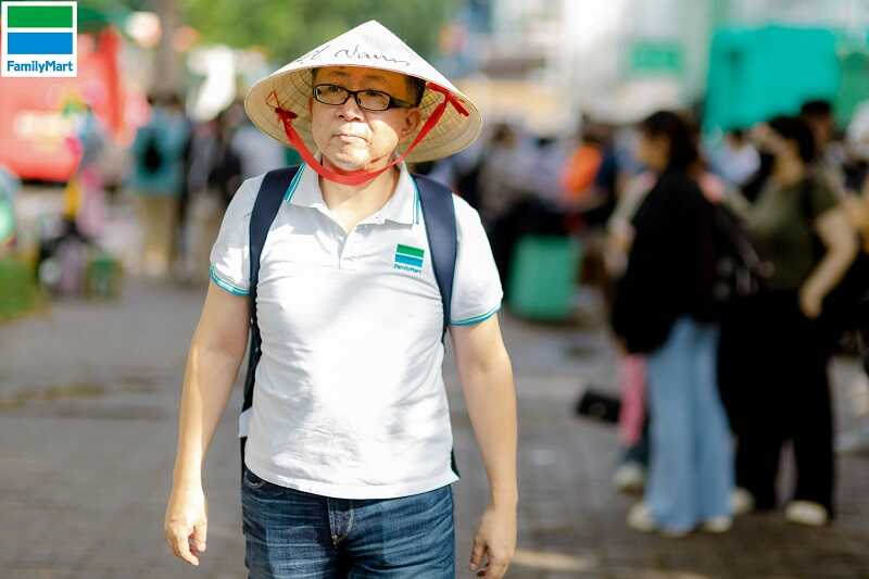 Đồng phục Family Mart áo polo sắc trắng thanh lịch